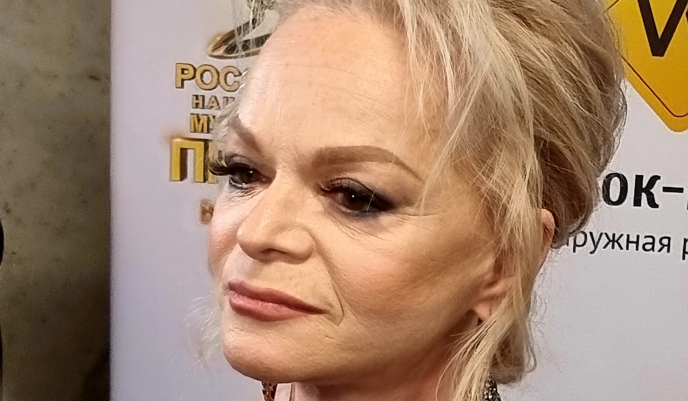 "Кто-то из наших набьет вам лицо": соседи Долиной перешли к прямым угрозам, защищая певицу