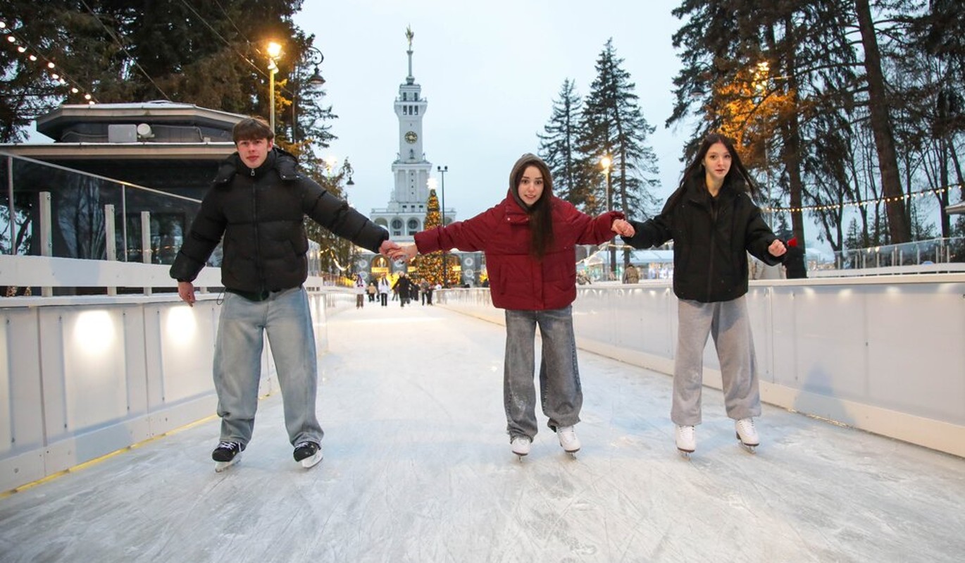 Новый каток у Северного речного вокзала покоряет москвичей
