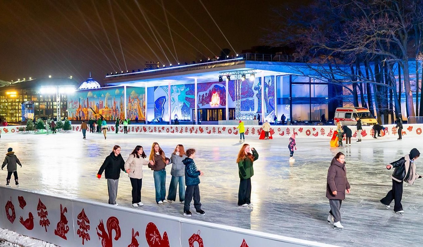 Зеркальный лед на Воробьевых горах ждет всех любителей катания на коньках 