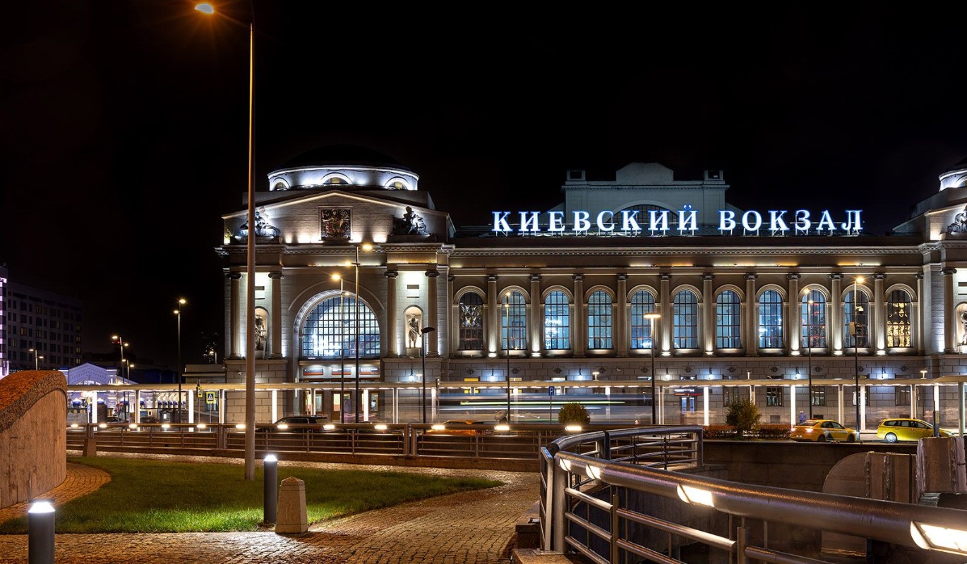 Площадь Евразии заиграла новыми огнями: завершен монтаж ландшафтного освещения у Киевского вокзала