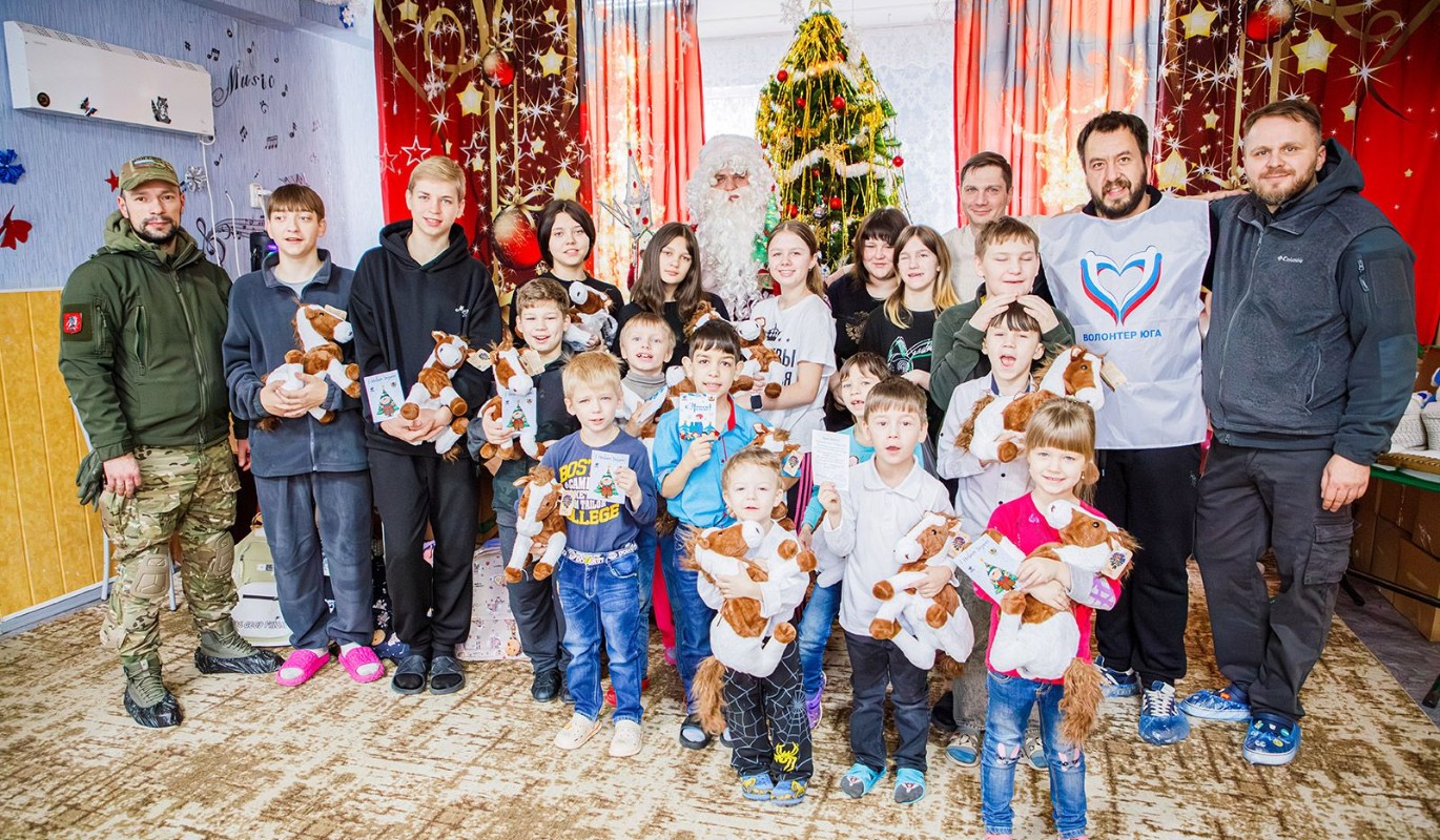 "Зима в Москве" дарит подарки: жители ЮАО собрали игрушки и сладости для детей из новых регионов