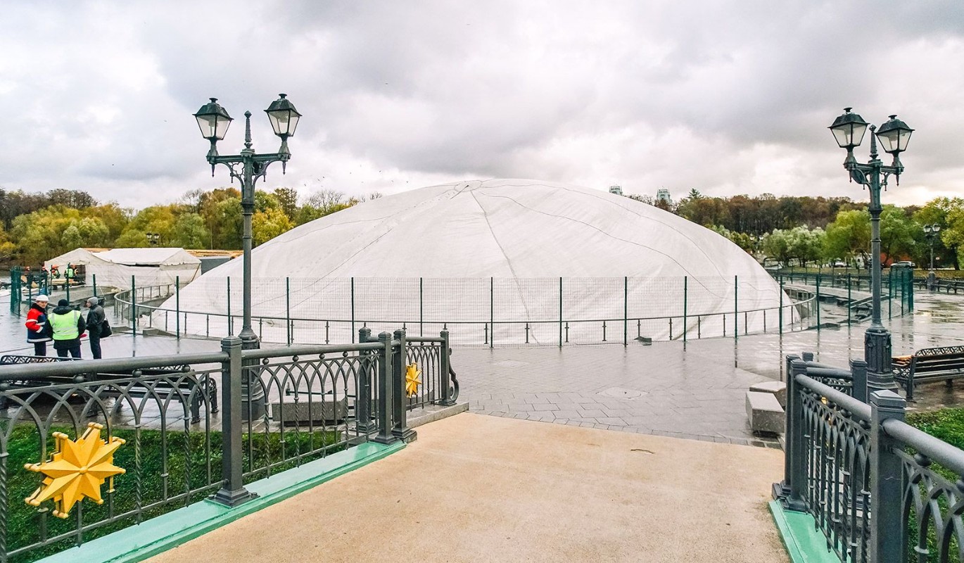 Зимние будни московских фонтанов: как город бережет водные композиции в холода