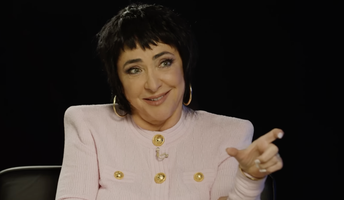 Страдающая вдали от родины Лолита требовала поцелуев от первых встречных