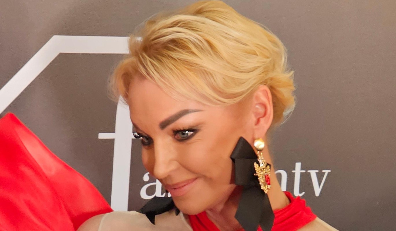 Оголившаяся Волочкова упала на колени перед народом