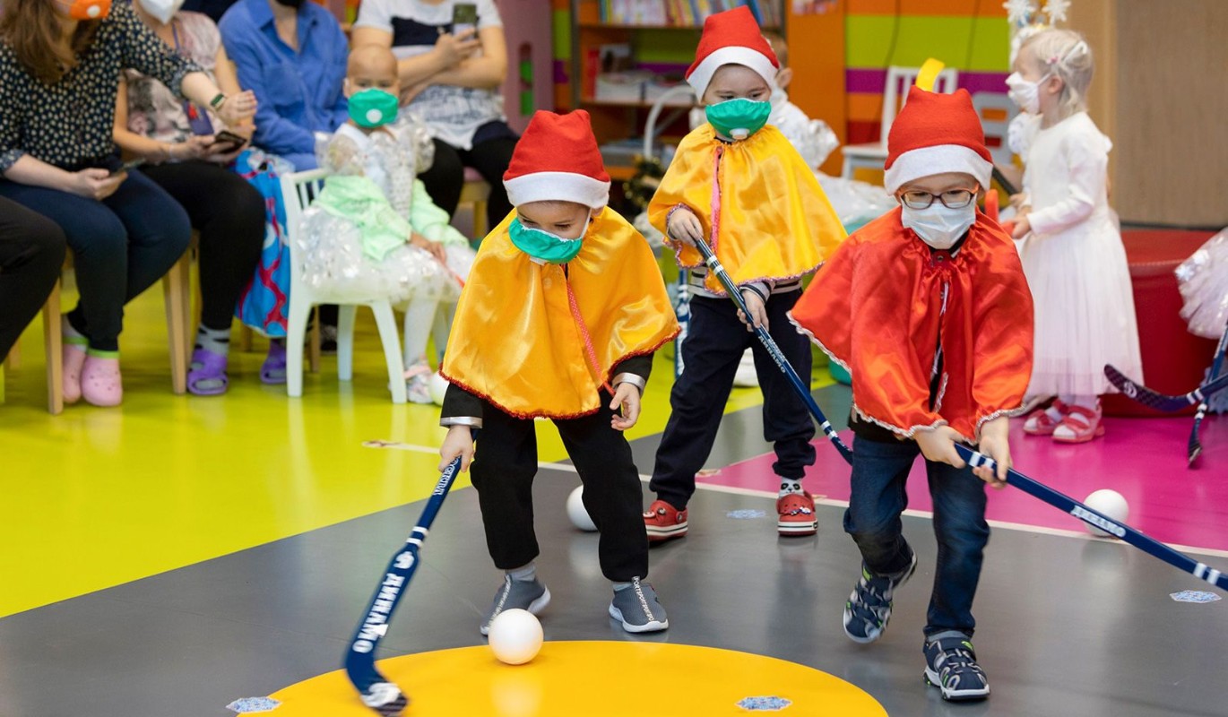 Новый год в больничных палатах: в госпитальных школах устроили праздник для детей 