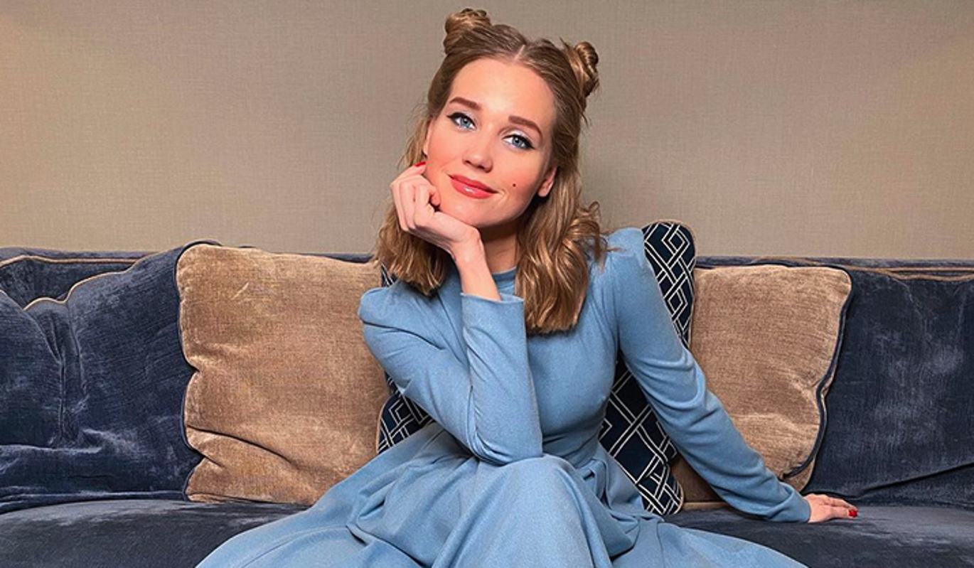 Уехавшая из России Асмус впервые показала лицо таинственного спутника