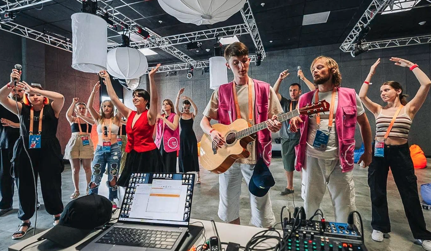 Юных горожан приглашают на зимнюю смену в творческий лагерь "Молодежь Москвы"