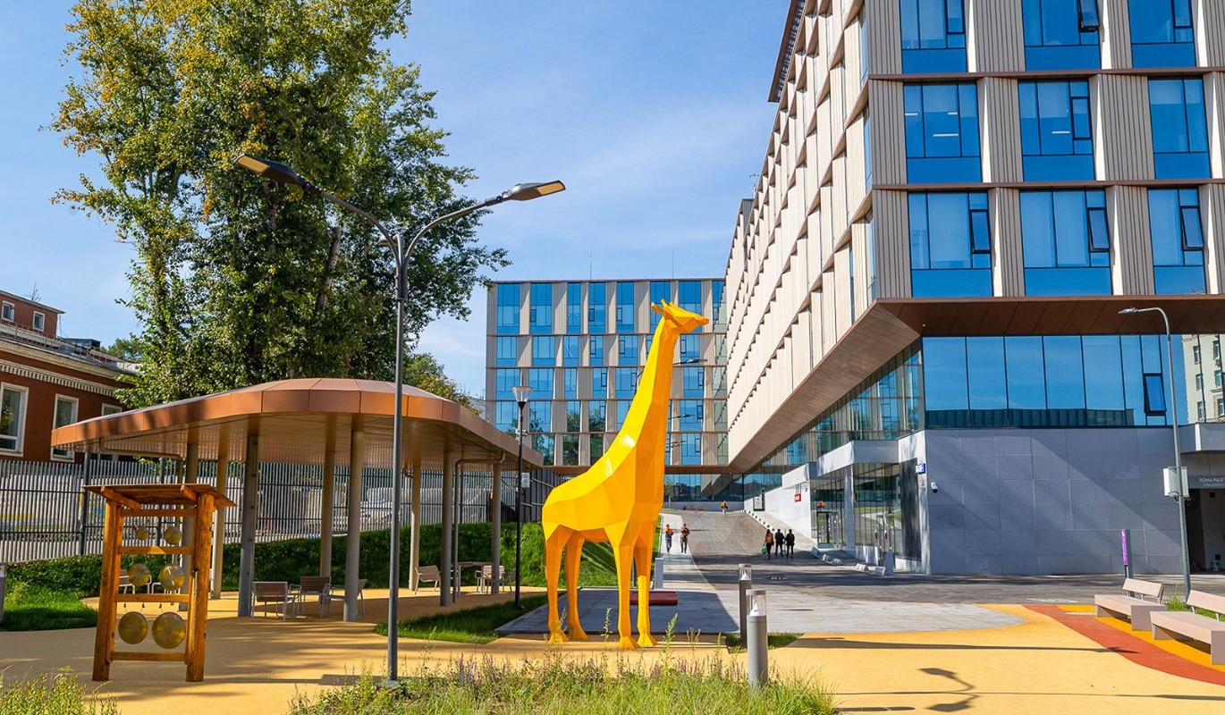 Семь районов столицы получили благоустроенные общественные пространства возле медучреждений в 2025 году