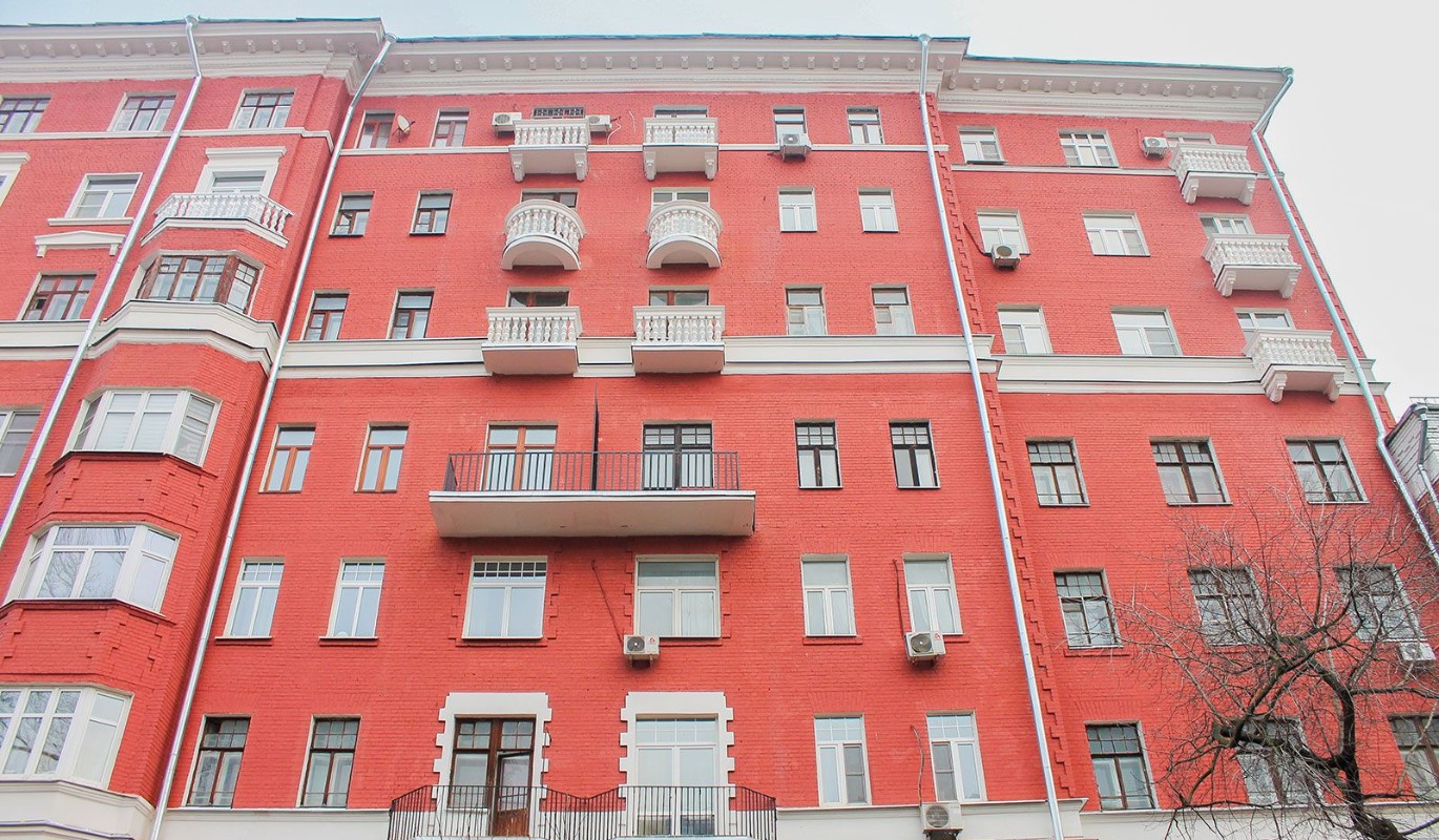 В Москве обновили 18 зданий с иониками в 2025 году