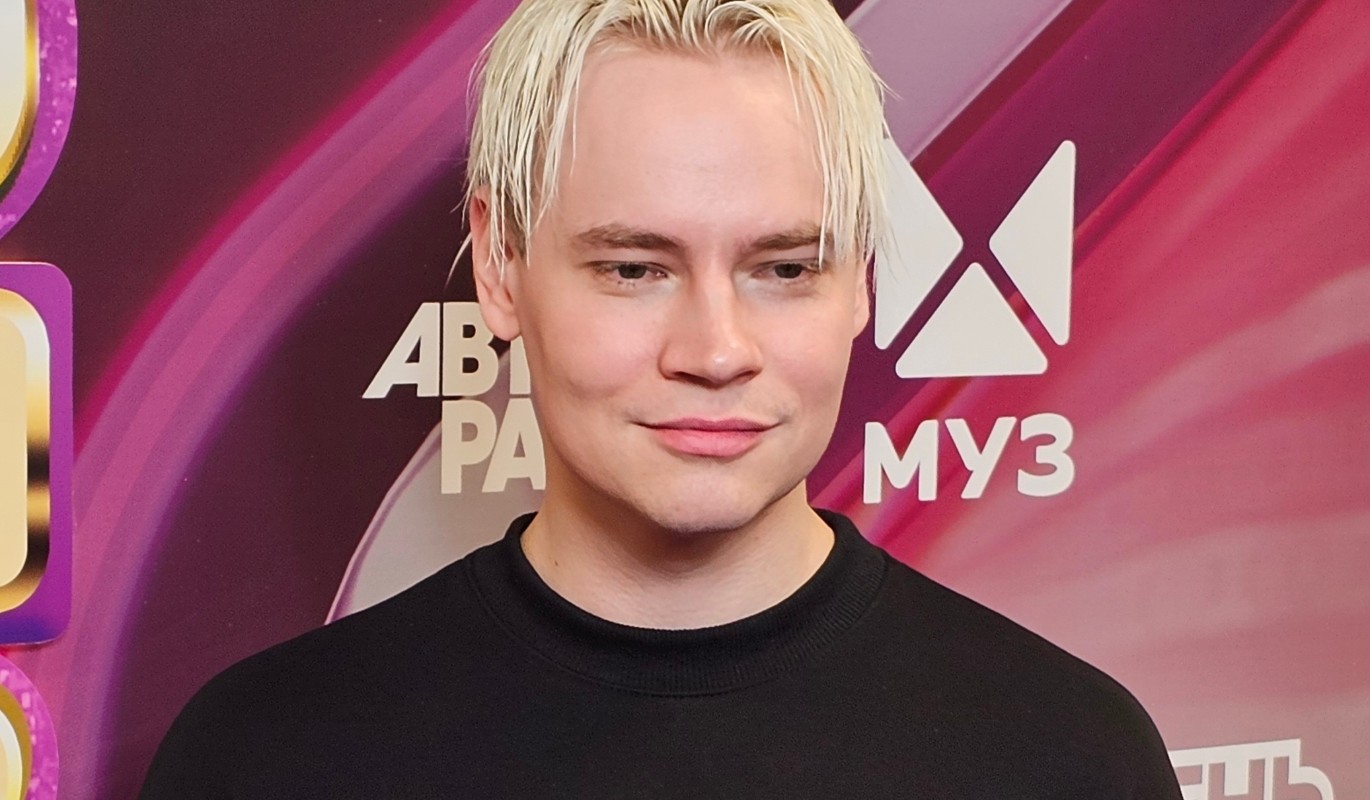 Вставший на колени SHAMAN довел поклонниц до экстаза своим языком