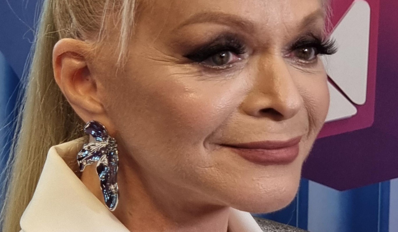 Долина заставила шофера нарушить закон: ради комфорта певицы перегородили тротуар в центре Москвы