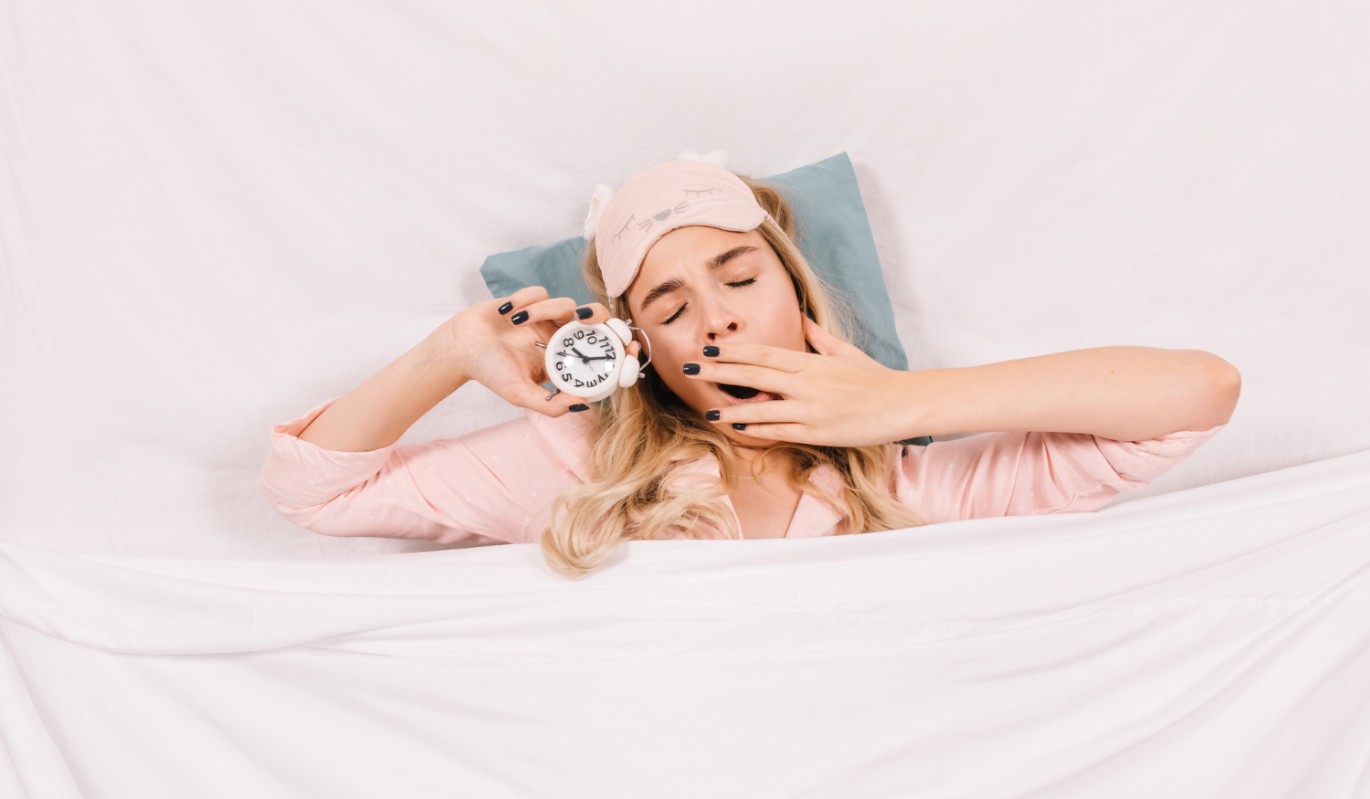 "Такой сон приводит к слабоумию": эксперты предупредили о скрытой опасности привычки отсыпаться в выходные