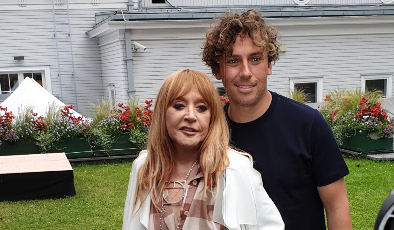 Сдала: Пугачева опирается на палку, пока Галкин* светится от счастья