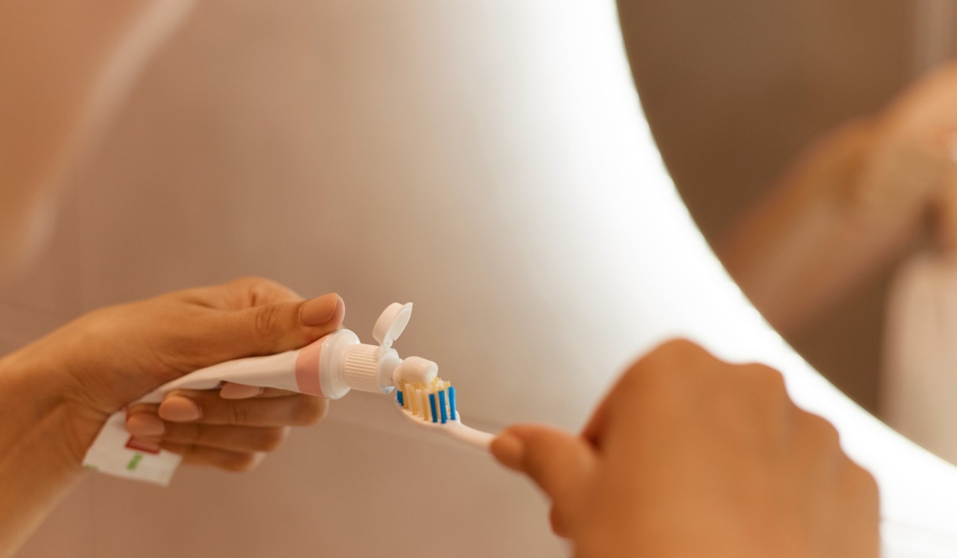 Вы все еще чистите зубы только один раз в день? Ученые рассказали чем это грозит