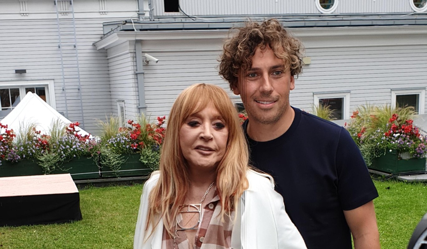 Одинокая домохозяйка в берете: почему Галкин* бросил больную Пугачеву одну на Кипре