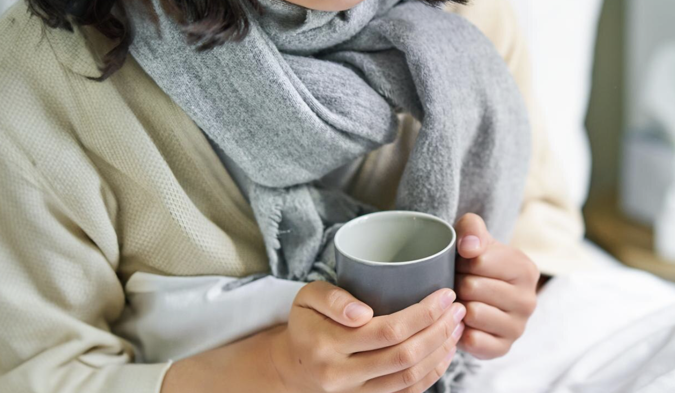 Горячая картошка и противовирусные не спасут: врачи назвали 5 привычек, которые только затягивают простуду