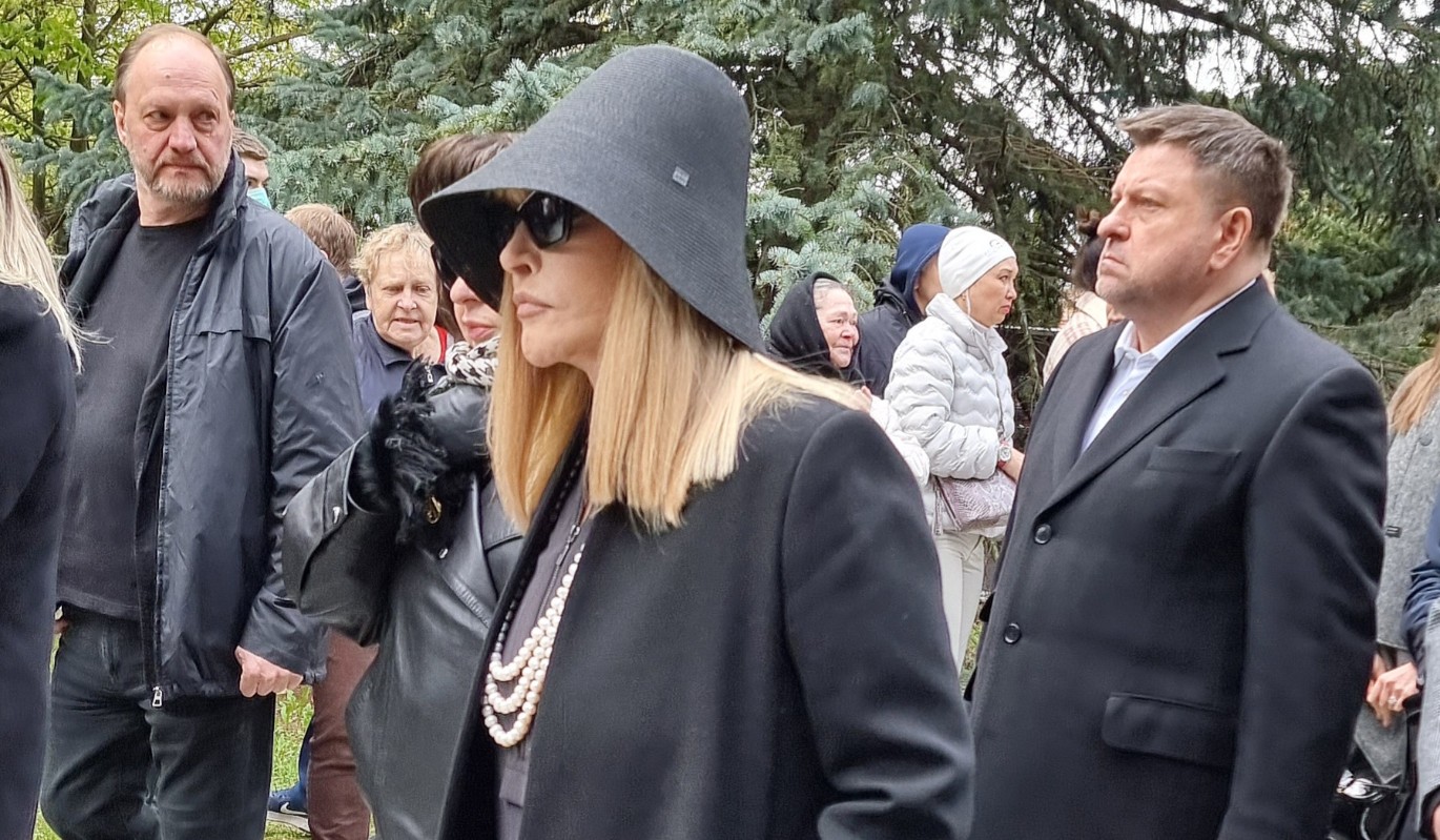 Носит маску: стало известно, почему на новом фото у Пугачевой нет ни одной морщины