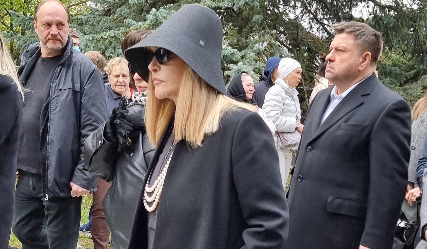 "Кость напоминает кукурузную палочку": медики поставили суровый диагноз тяжелобольной Пугачевой
