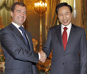 Дмитрий Медведев и Ли Мен Бак. Фото: ИТАР-ТАСС