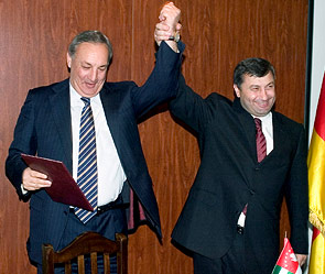 Сергей Багапш и Эдуард Кокойты. Фото: ИТАР-ТАСС