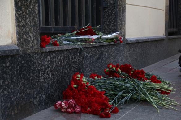 Москвичи несут цветы к посольству Турции
