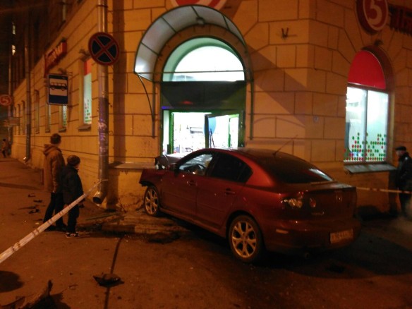 В Петербурге иномарка протаранила магазин