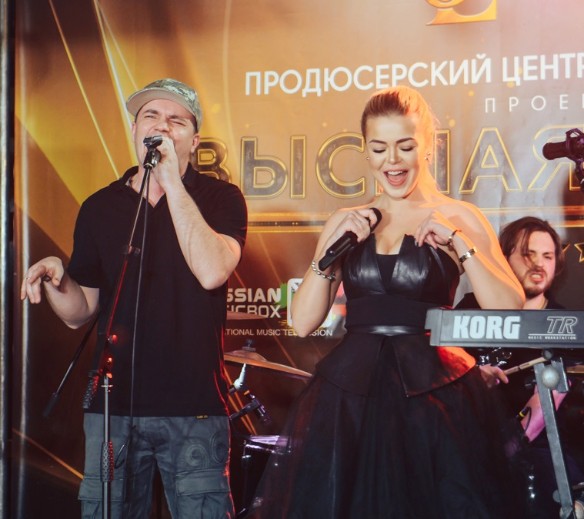 "Бобры" и Алина Гросу. Фото: Евгений Соломатин