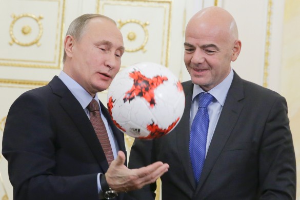 Глава ФИФА подарил Путину «Красаву»