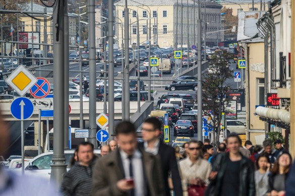 отношения москвы и петербурга. 1228501. отношения москвы и петербурга фото. отношения москвы и петербурга-1228501. картинка отношения москвы и петербурга. картинка 1228501. Совершив кровавое жертвоприношение, ценою жизней сотен тысяч верноподданных россиян, он создал практически новую ветку российской реальности, она была пропитана европейскими культурными традициями и ценностями. Этим действием Петр, сам того не понимая, расколол российское общество на два лагеря, которые впоследствии трансформировались в либеральный и консервативный образы мышления. До появления Петербурга тогдашнее российское общество, условно говоря, было поделено на столицу и провинцию, создание нового центра и перевод имперской столицы из Москвы положил началу антагонизма между двумя географическими точками и людьми их населявшими.