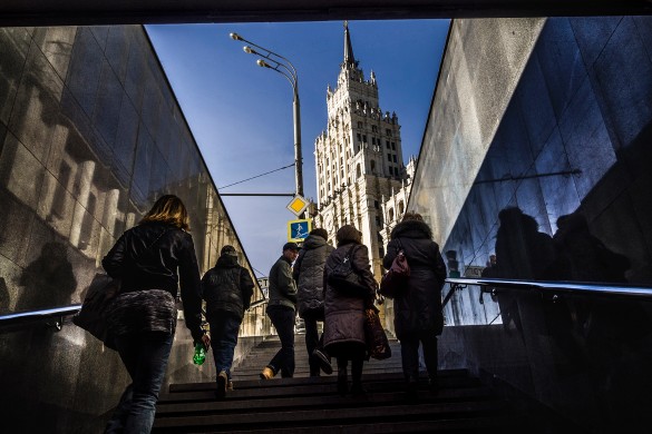 отношения москвы и петербурга. 1228502. отношения москвы и петербурга фото. отношения москвы и петербурга-1228502. картинка отношения москвы и петербурга. картинка 1228502. Совершив кровавое жертвоприношение, ценою жизней сотен тысяч верноподданных россиян, он создал практически новую ветку российской реальности, она была пропитана европейскими культурными традициями и ценностями. Этим действием Петр, сам того не понимая, расколол российское общество на два лагеря, которые впоследствии трансформировались в либеральный и консервативный образы мышления. До появления Петербурга тогдашнее российское общество, условно говоря, было поделено на столицу и провинцию, создание нового центра и перевод имперской столицы из Москвы положил началу антагонизма между двумя географическими точками и людьми их населявшими.