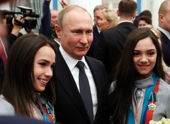 Алина Загитова, Владимир Путин и Евгения Медведева. Фото: Михаил Метцель/ТАСС