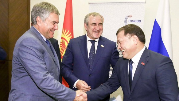 Вячеслав Володин, Сергей Неверов и Дастанбек Джумабеков . Фото: duma.gov.ru