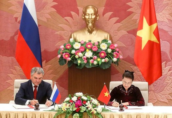 Вячеслав Володин и Нгуен Тхи Ким Нган. Фото: duma.gov.ru