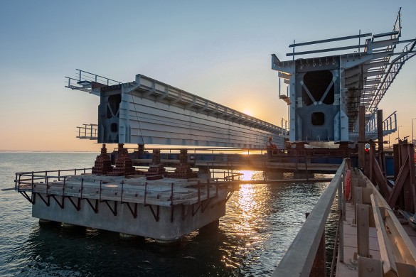 Строители продолжают возведение железнодорожной части Крымского моста. Фото: most.life