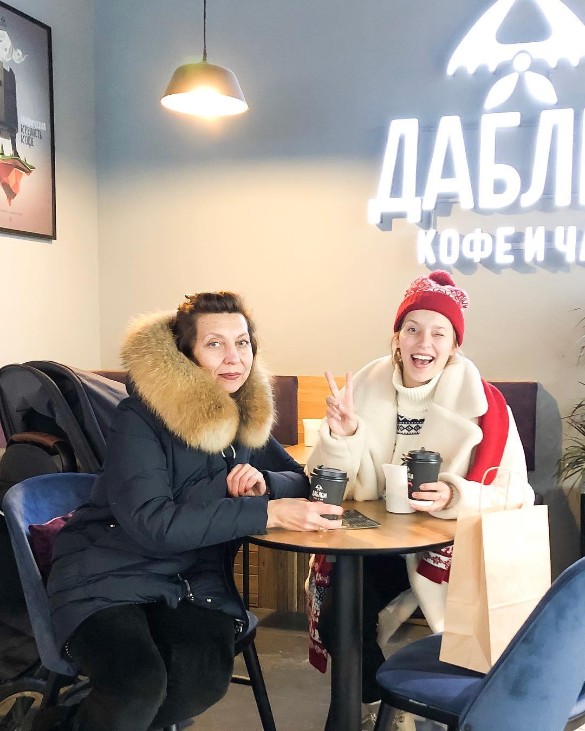 Регина Тодоренко с матерью. Фото: instagram.com/reginatodorenko