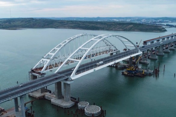 Украинские СМИ и блогеры не устают придумывать фейки про Крымский мост. Кадр youtube.com