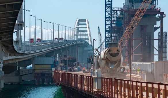 Крымский мост выдержал сильный шторм. Фото: most.life