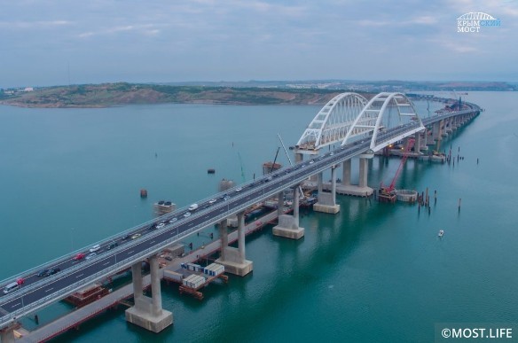 Железную дорогу на Крымском мосту откроют в конце года. Фото: most.life