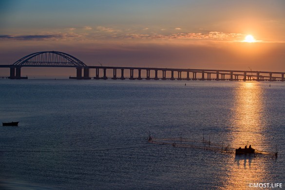На охране Крымского моста стоят морские, воздушные и сухопутные силы. Фото: most.life