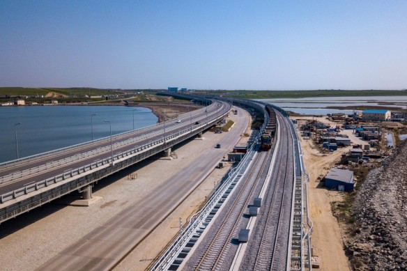 Сейчас завершается строительство железной дороги по Крымскому мосту. Фото: most.life