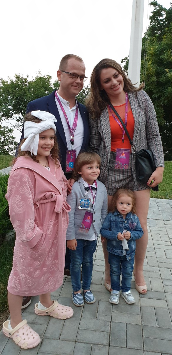Алиса Голомысова с семьей.  Фото: Феликс Грозданов/Дни.ру