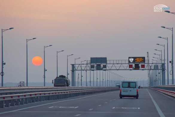 Люди активно пользуются Крымским мостом<div class=