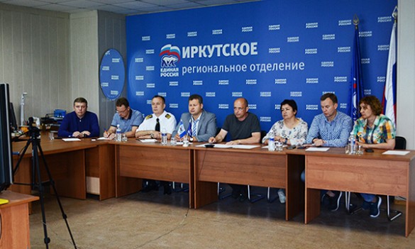 Сергей Сокол (по центру) Фото: er.ru