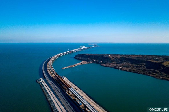 Скоро по Крымскому мосту поедут поезда. Фото: most.life