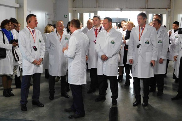 Курский губернатор Роман Старовойт и основной акционер "Грибной радуги" Александр Удодов на открытие новой линии производства
