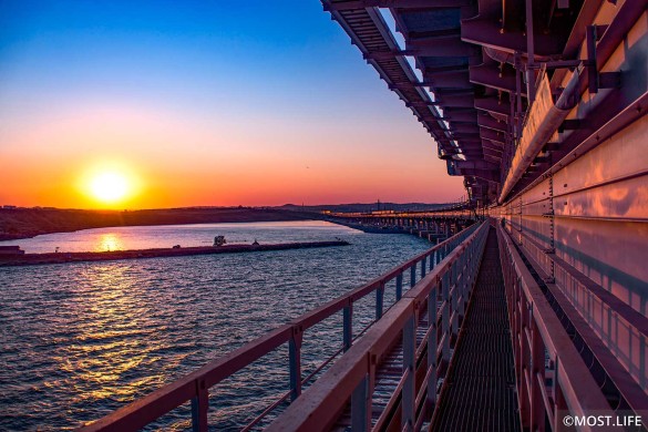 Скоро по Крымскому мосту поедут поезда. Фото: most.life