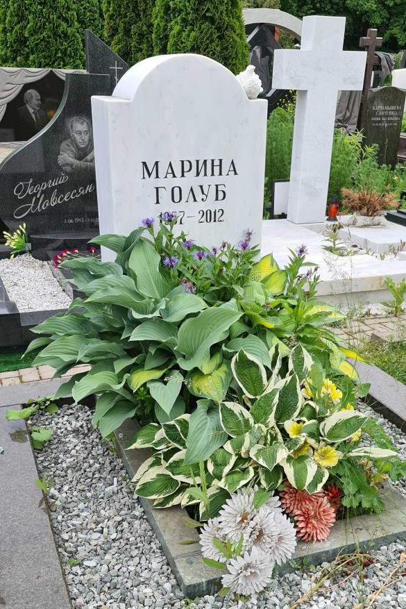 Похоронили марину. Могила Марины Голуб на Троекуровском. Могила Марины Голуб. Могила Марины Голуб на Троекуровском кладбище.