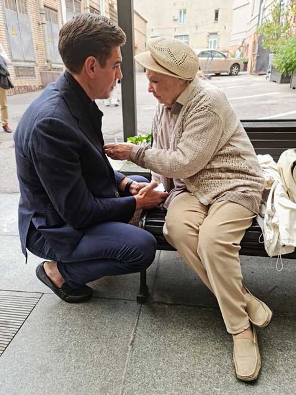 89-летнюю вдову Невинного сняли во время нежностей с 42-летним красавцем Дюжевым