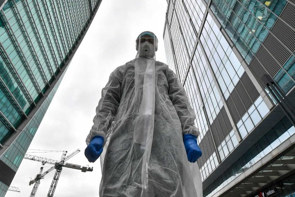 На эффективности медицинских масок от коронавируса настаивают многие ученые и врачи. Фото: Сергей Киселев/АГН Москва