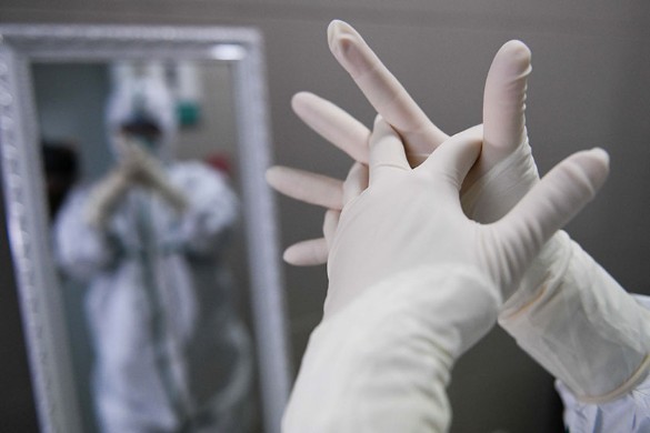 Во время ухода за больным коронавирусом нужно носить одноразовые перчатки. Фото: Zhang Duan/Xinhua/www.globallookpress.com